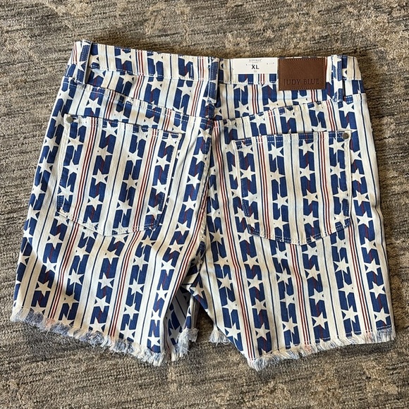 Judy Blue Women's Blue and White Striped Jean Shorts- NWT - fray hem - Strech - Picture 6 of 7